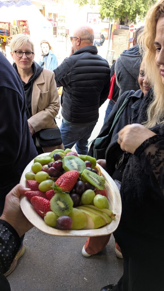 פירות העונה בשוק בחיפה תלפיות